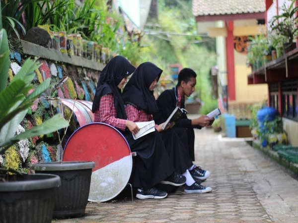 Pembelajaran Jarak Jauh ( PJJ )