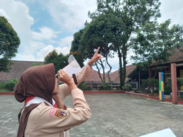 MENINGKATKAN KEMAMPUAN PEMECAHAN MASALAH SISWA DALAM PERMASALAHAN SEHARI-HARI "Perbandingan Trigonometri Pada segitiga Siku-Siku Dengan Media Klinometer"