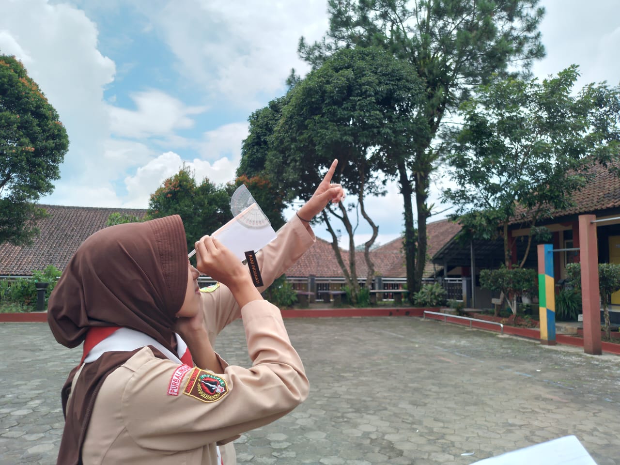 MENINGKATKAN KEMAMPUAN PEMECAHAN MASALAH SISWA DALAM PERMASALAHAN SEHARI-HARI "Perbandingan Trigonometri Pada segitiga Siku-Siku Dengan Media Klinometer" MENINGKATKAN KEMAMPUAN PEMECAHAN MASALAH SISWA DALAM PERMASALAHAN SEHARI-HARI "Perbandingan Trigonometri Pada segitiga Siku-Siku Dengan Media Klinometer"