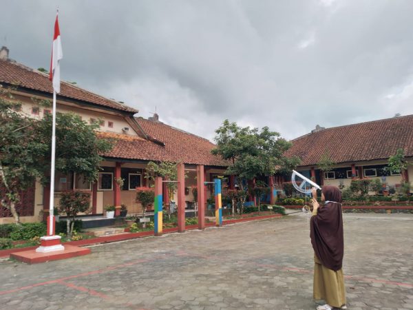 Upaya Meningkatkan Kemampuan Pemecahan Masalah Siswa Dalam Permasalahan sehari-hari Perbandingan Trigonometri Pada segitiga Siku-Siku dengan Media Klinometer